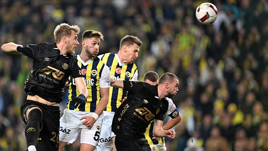 Fenerbahçe, zirvedeki yerini korudu