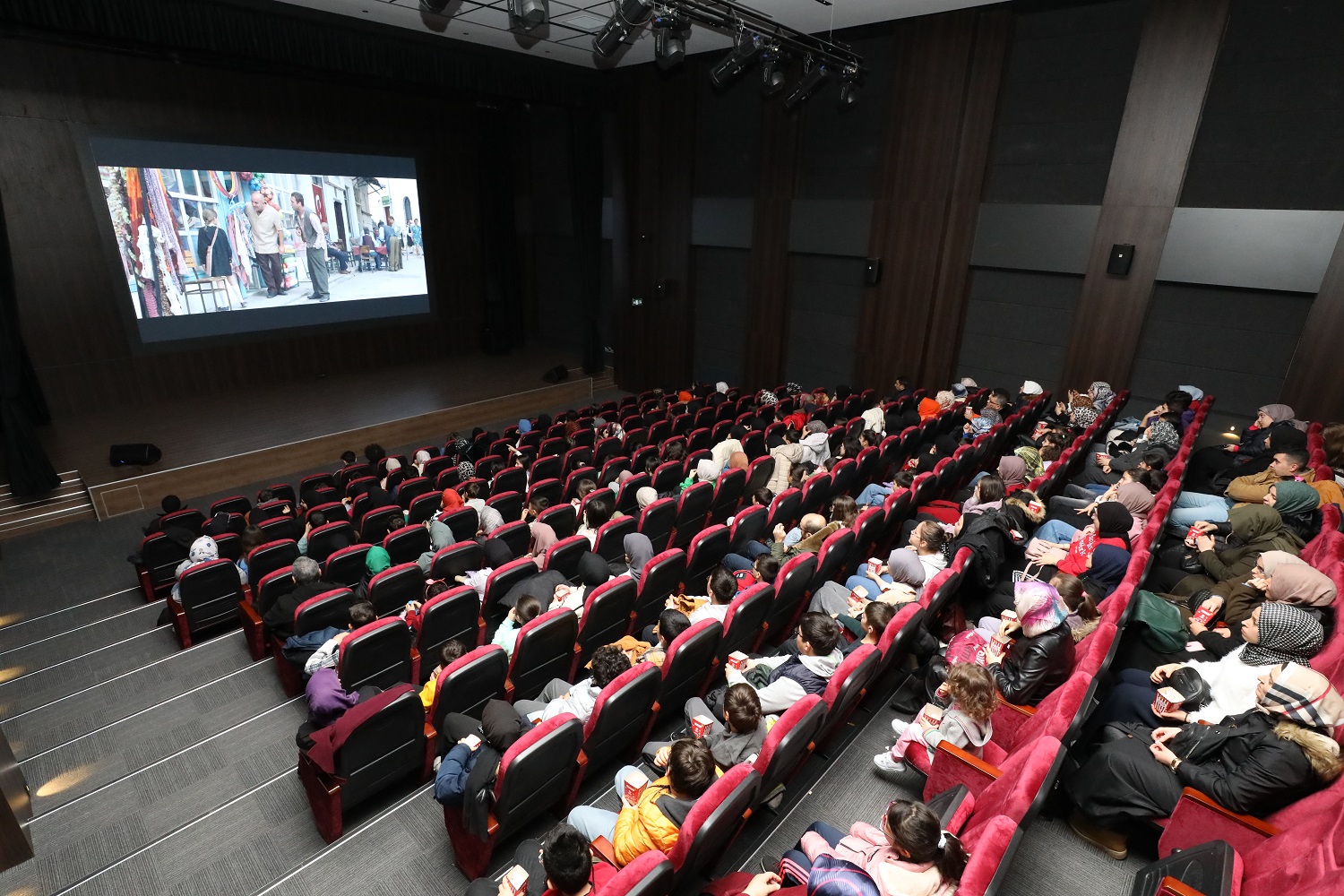 Karataylı öğrencilere sinema etkinliği