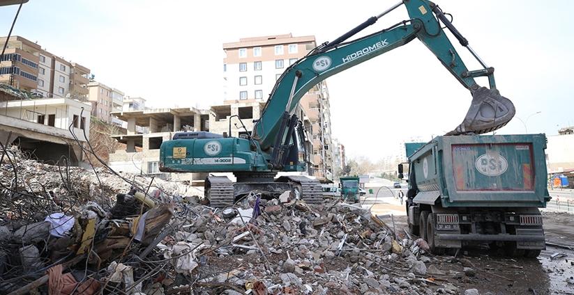 Ağır hasarlı binaların yıkım işlemleri sürüyor