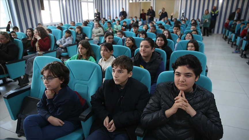 Gezeravcı, depremzede çocuklar ile görüştü