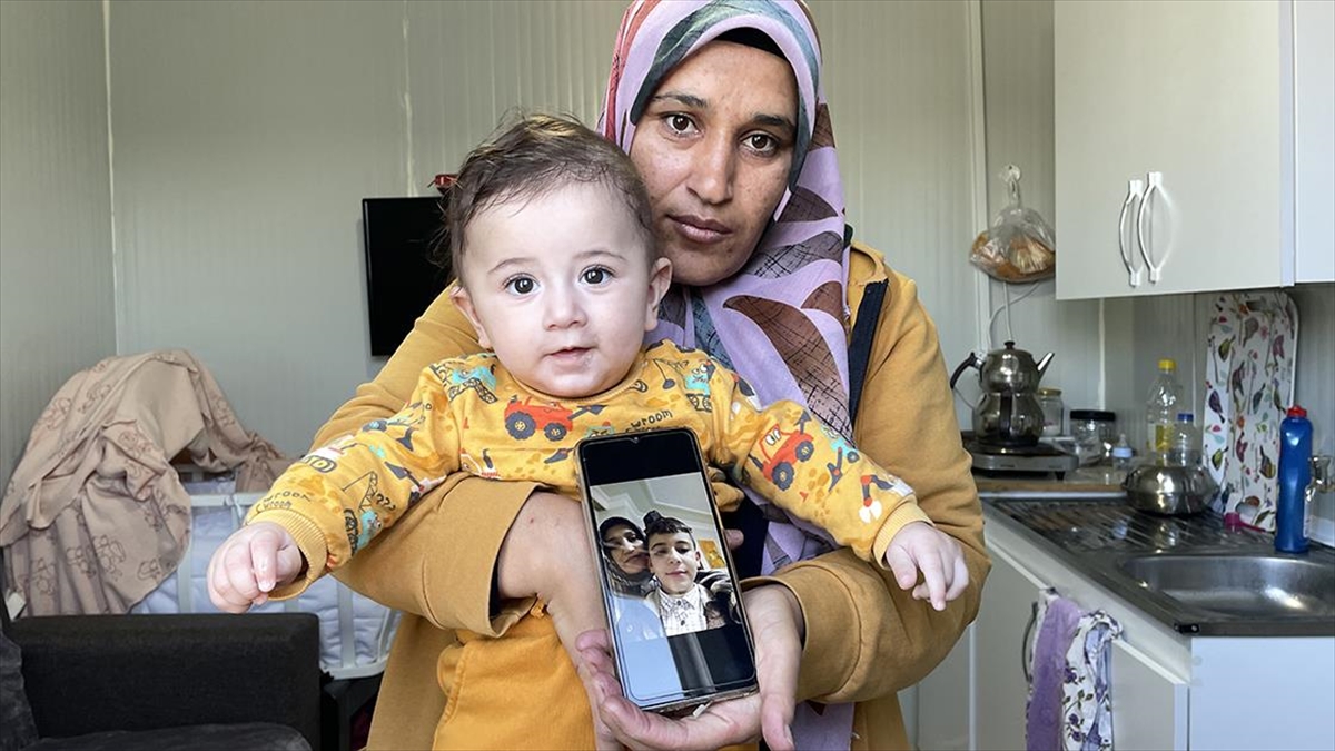 Enkazdan karnındaki 3 aylık bebeği ile kurtarıldı