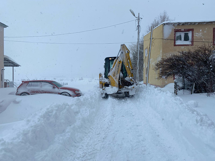 Araçlar karların altında kaldı