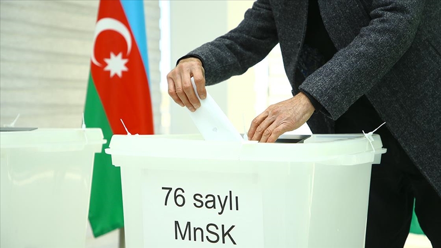 Azerbaycanlılar sandık başında