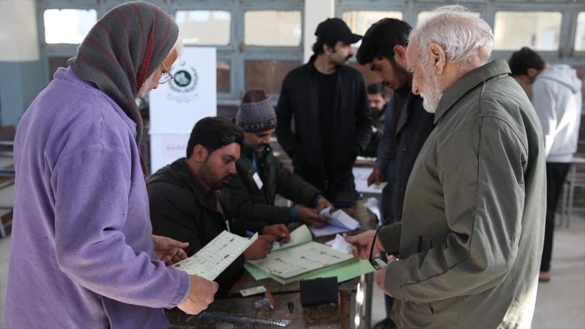 Pakistan sandık başına gitti