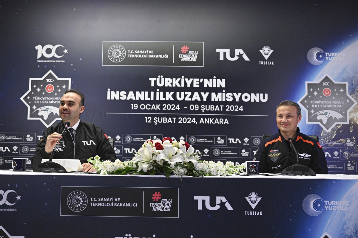 "Gençlere birer bayrak teslim ettik"