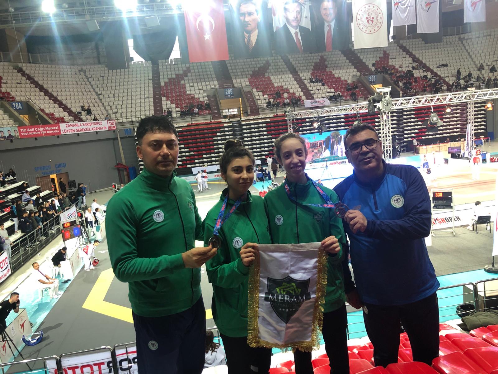 Turnuvadan madalyalarla döndüler