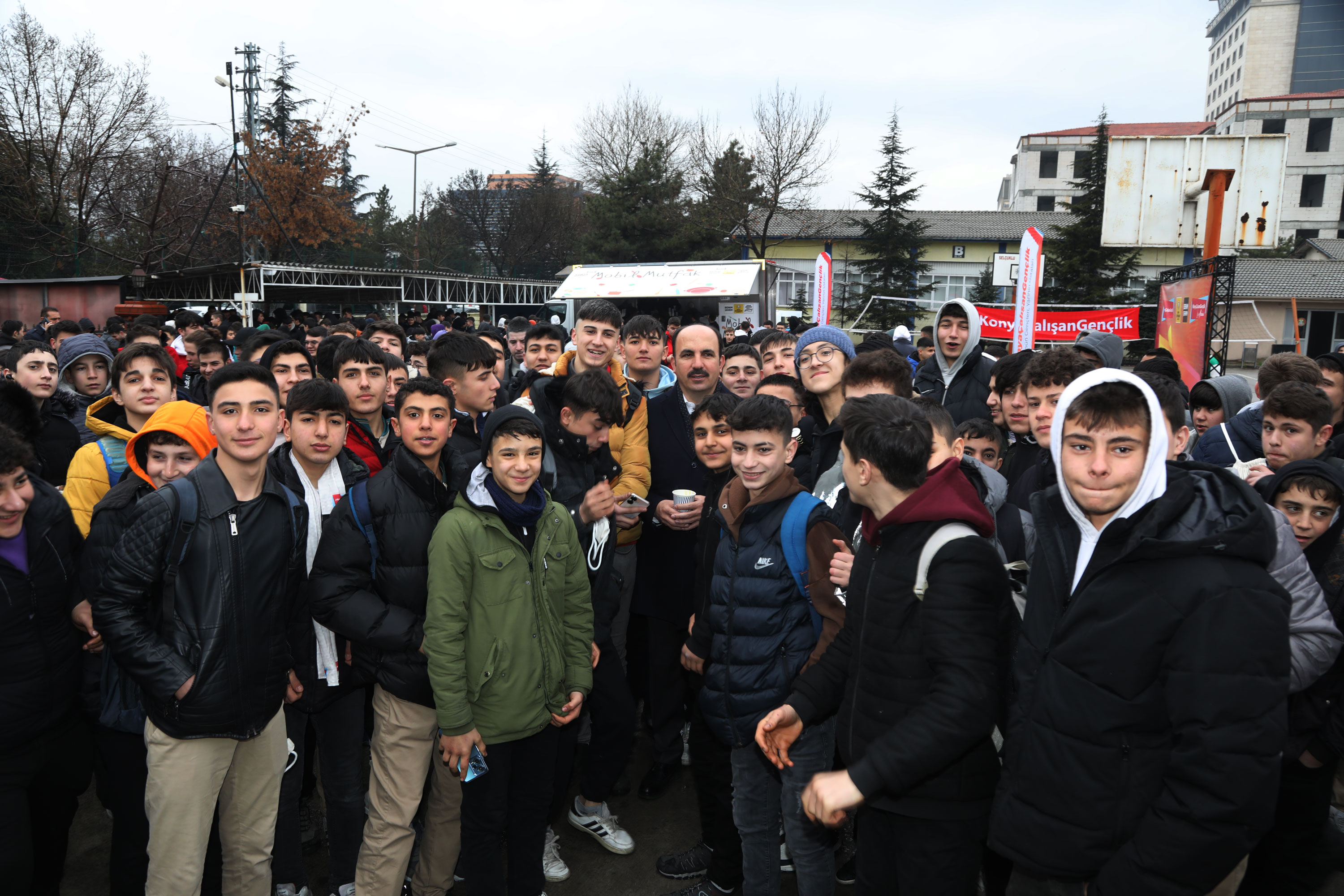 Başkan Altay öğrencilerle ve esnafla buluştu
