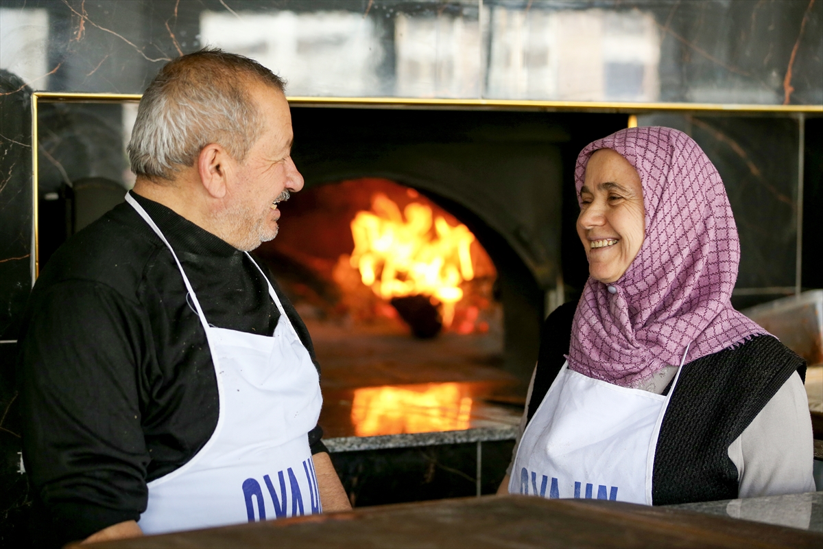 Karı koca birlikte alın teri döküyor