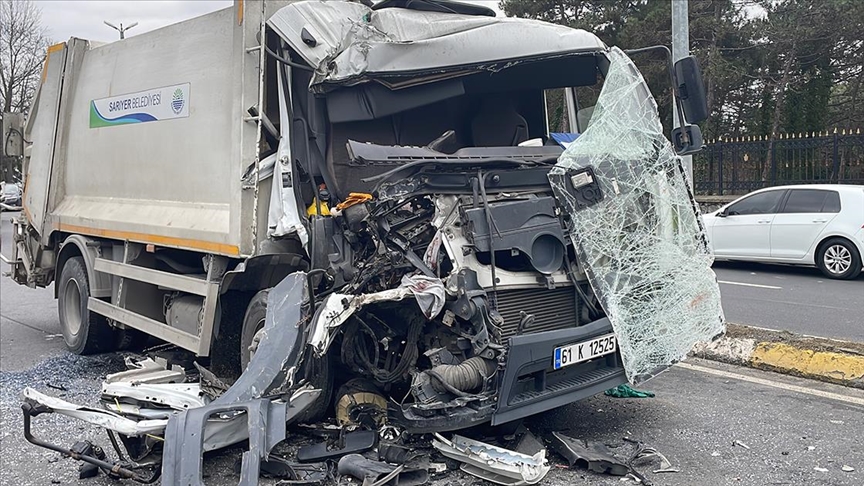 Çöp kamyonu belediye otobüsüne çarptı