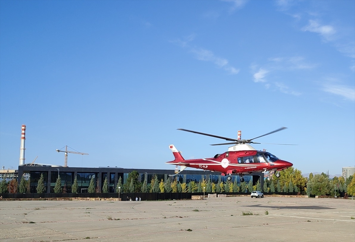 Ambulans helikopter minik Atlas için havalandı