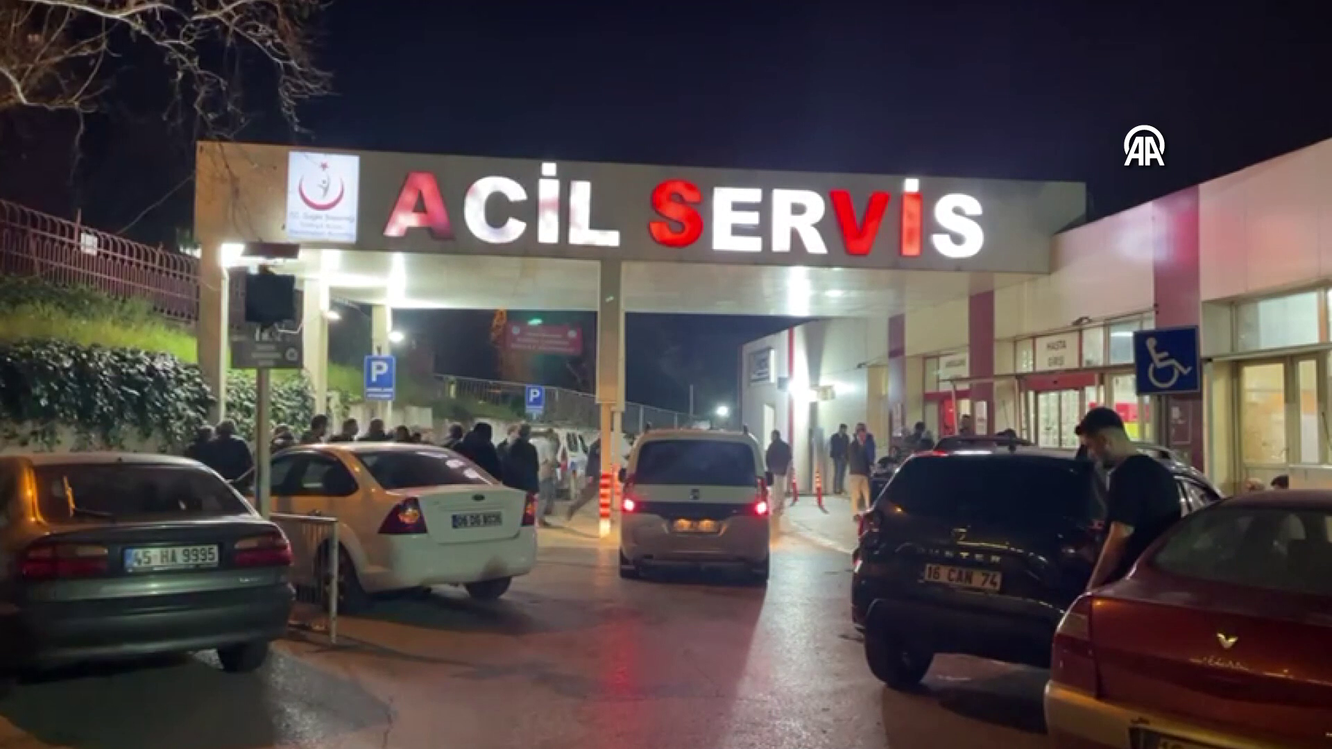 Deprem korkusuyla ikinci kattan atladı