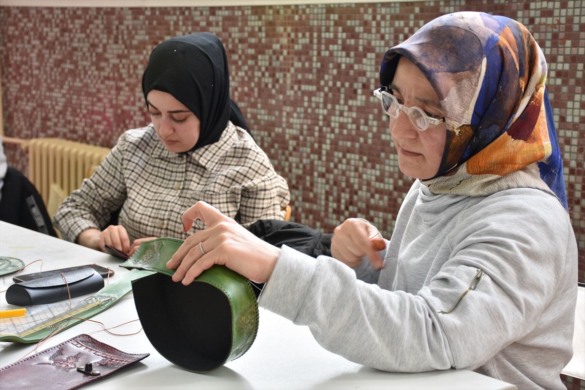 Mesleki gelişimine katkı için ikinci üniversite okuyor