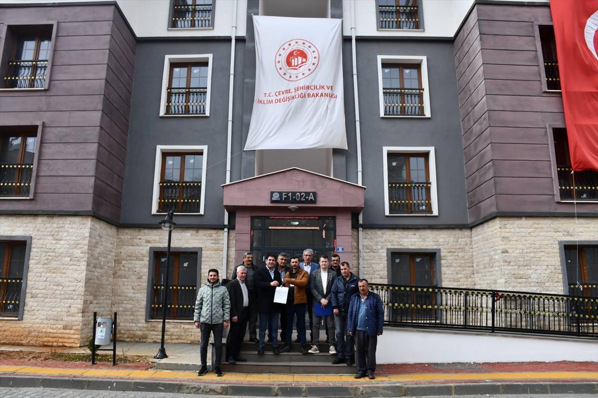 Daireler hak sahiplerine teslim edildi