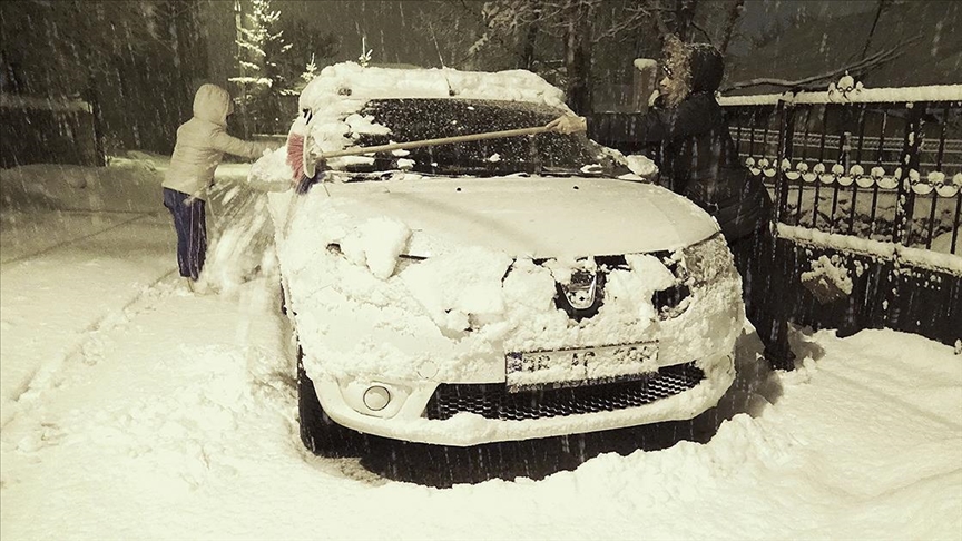 Kars'ta kar yağışı sürüyor
