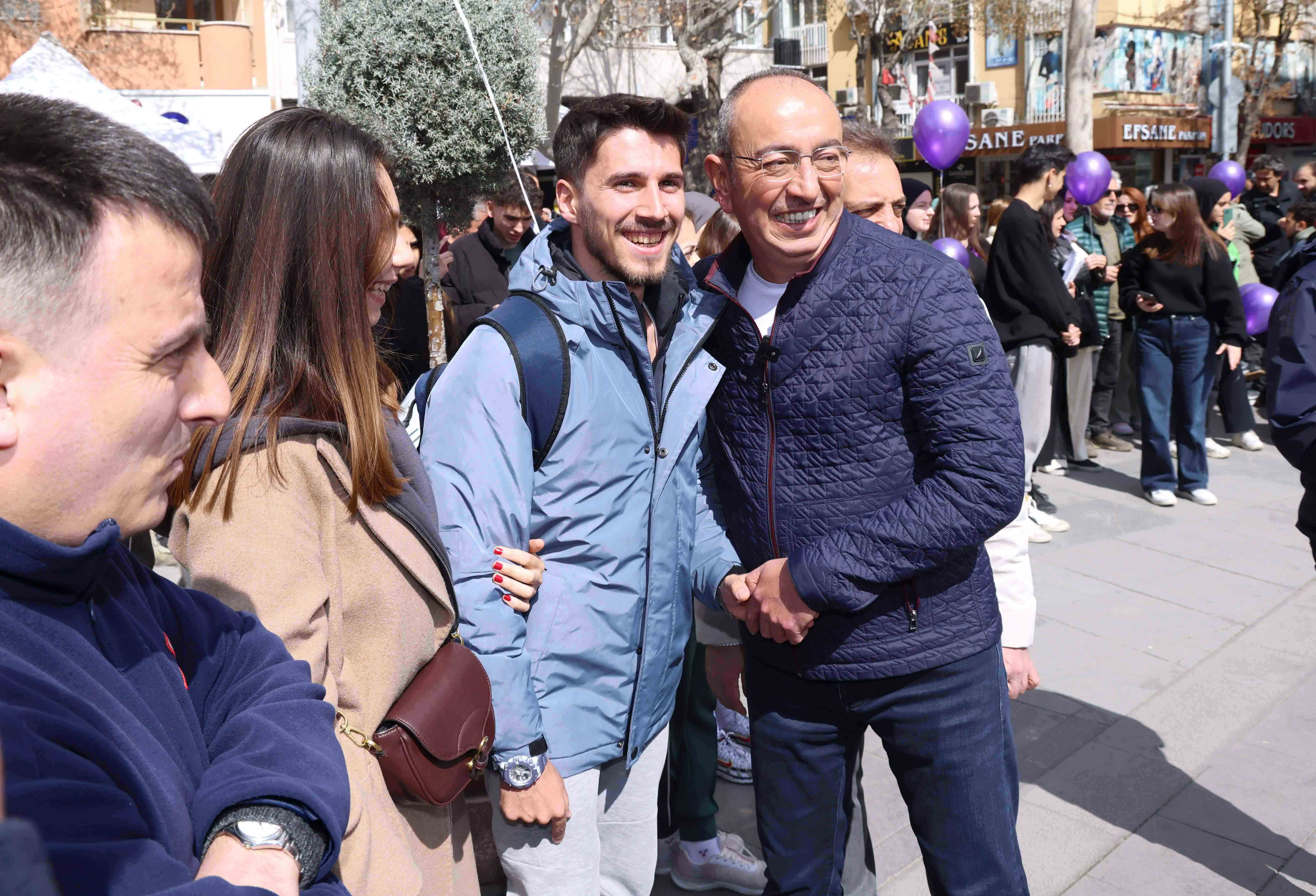 "Gençlerin desteği bizi memnun ediyor"