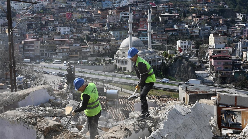 Hatay'da yıkım çalışmaları halen sürüyor