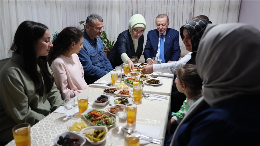 Erdoğan Ankaralı ailenin iftar sofrasına konuk oldu