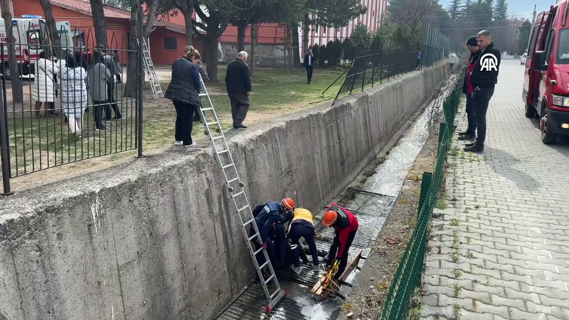 Okul bahçesinde demir korkuluklar koptu