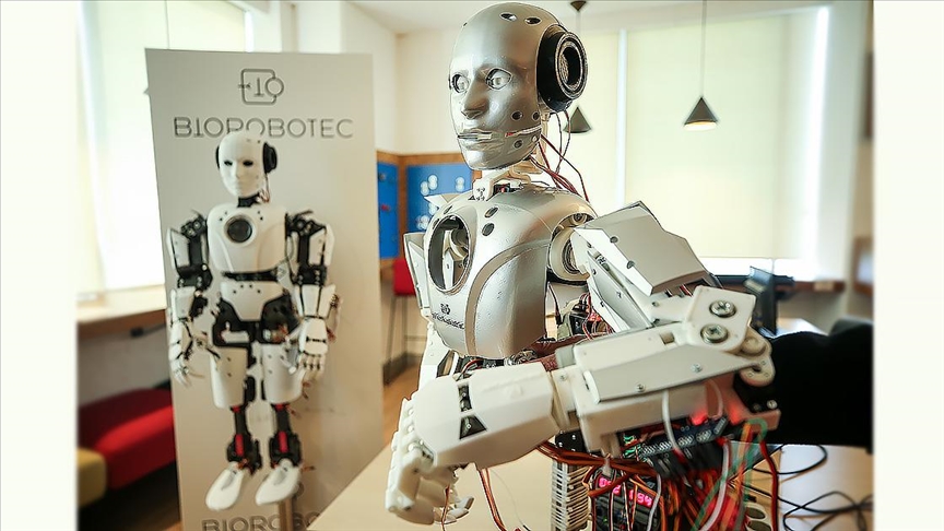 Robotik kodlama için tasarlanan Türk robot "Cuma"