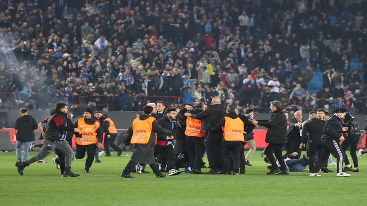 Trabzonspor-Fenerbahçe maçında olaylar çıktı