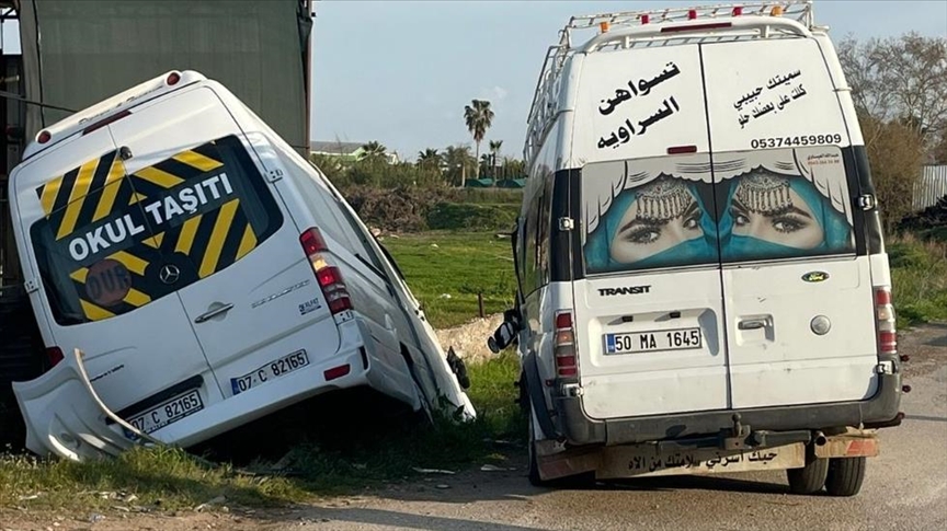 Öğrenci servisiyle minibüs çarpıştı