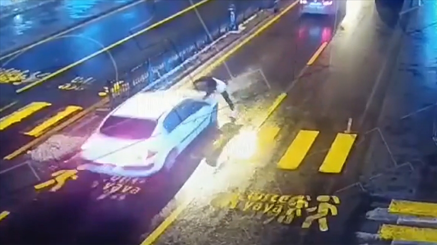 Yaya otomobilin üzerine atladı