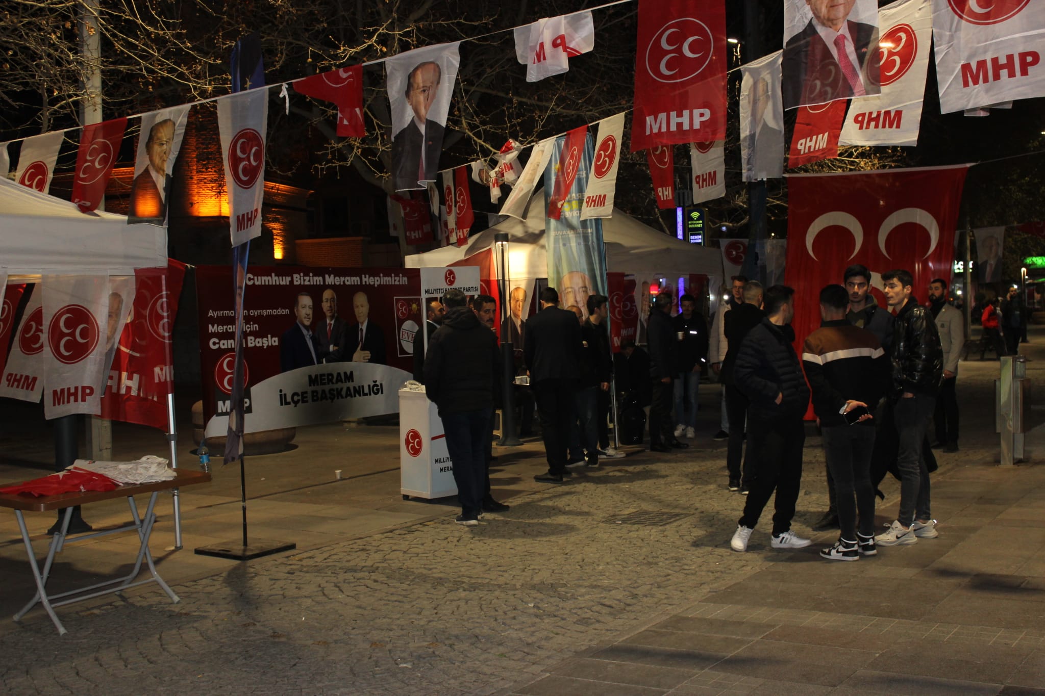 MHP Meram stant açtı