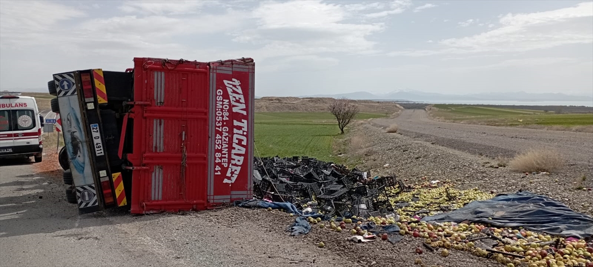 Elma yüklü tır devrildi