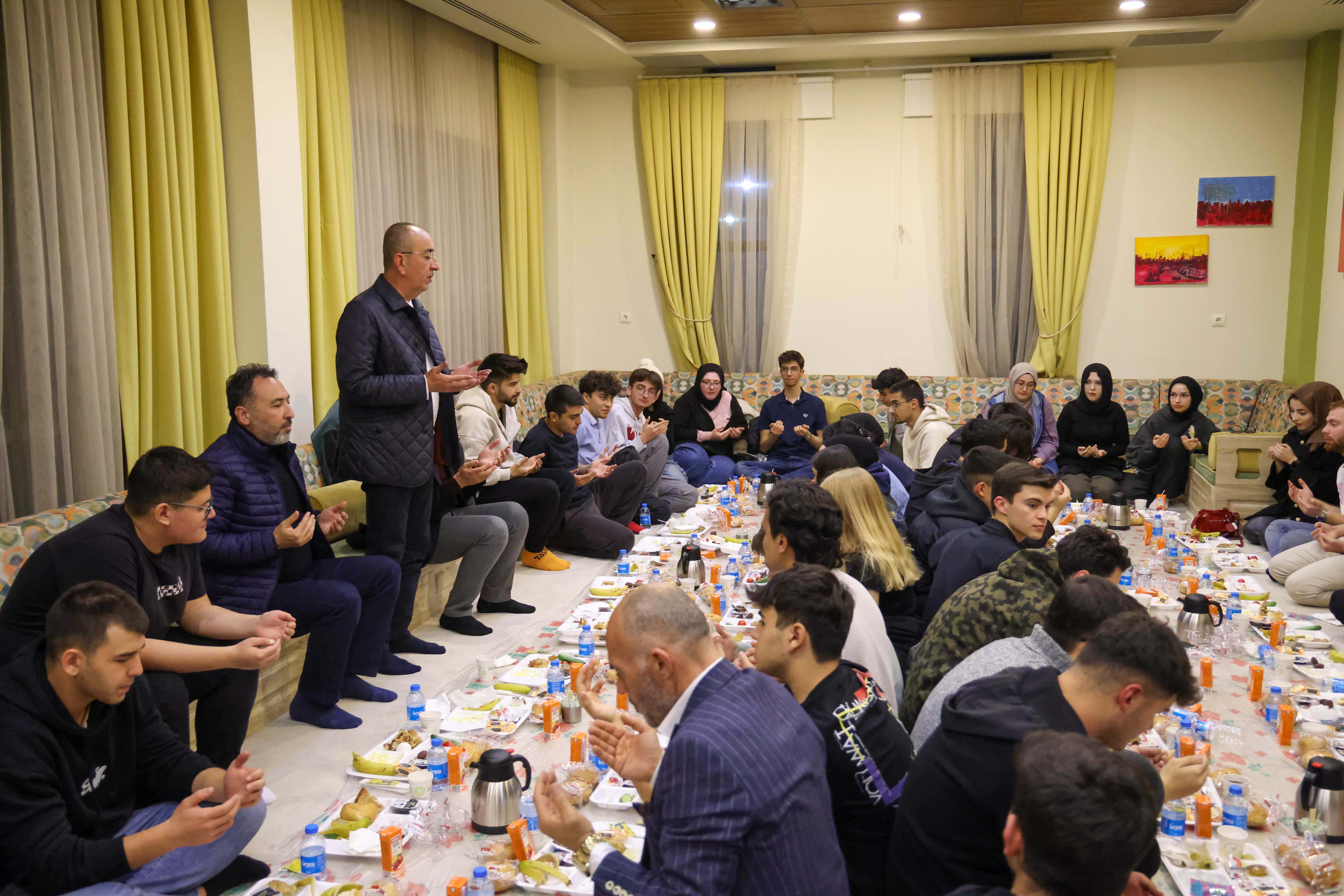 "Gençlerimiz göz bebeğimizdir"