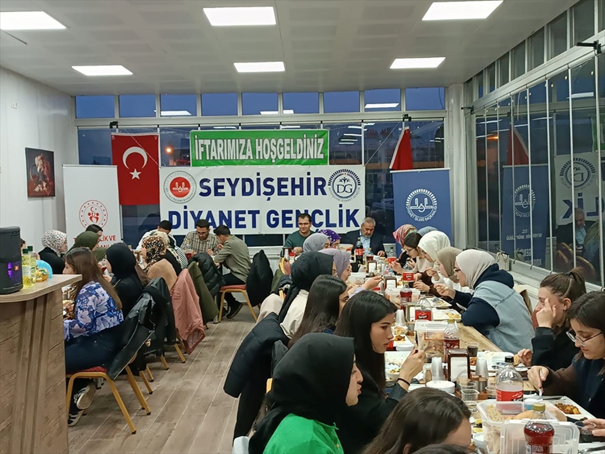 Üniversite öğrencileri iftar yemeğinde buluştu