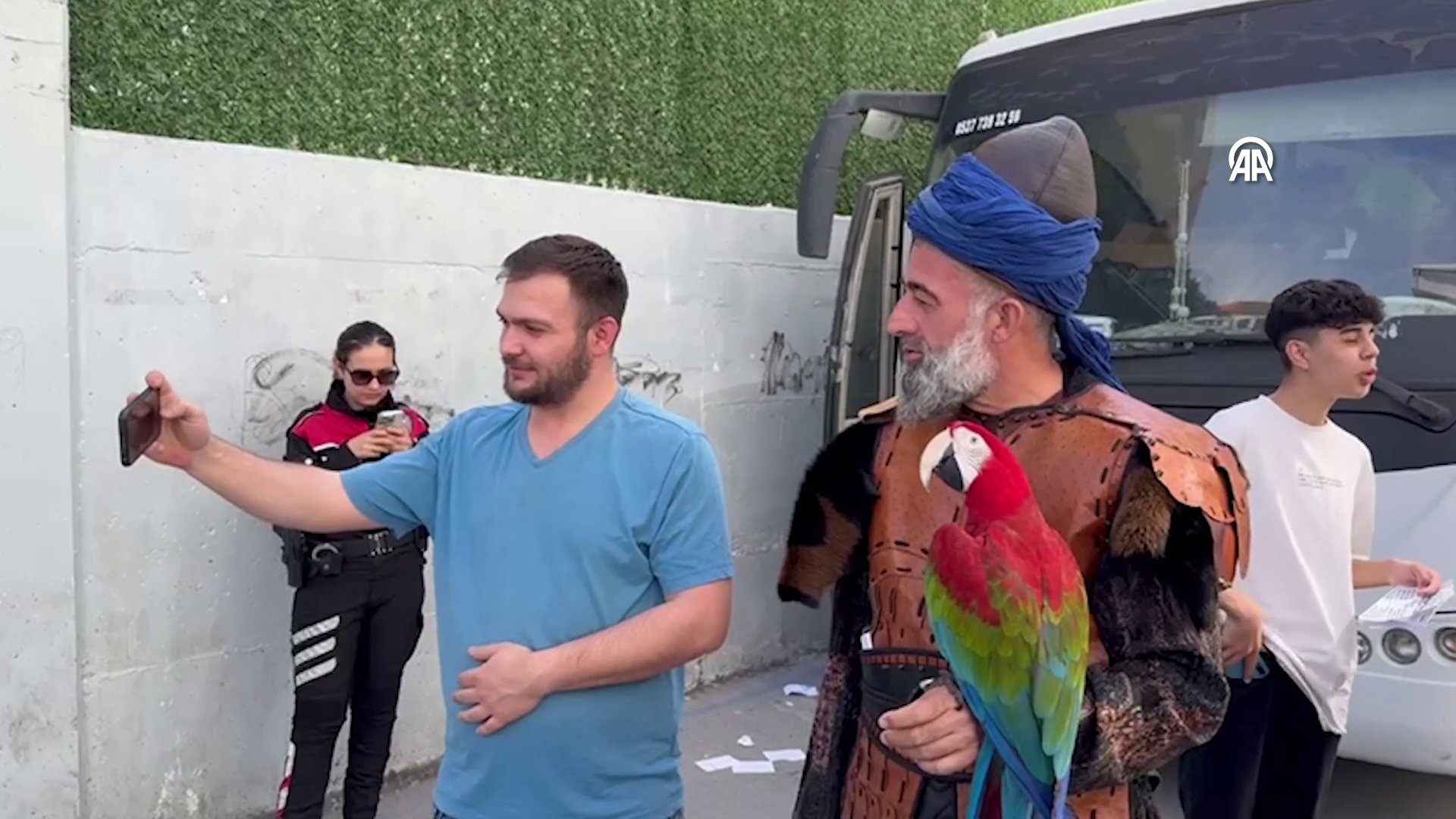 Oy vermeye papağanıyla geldi