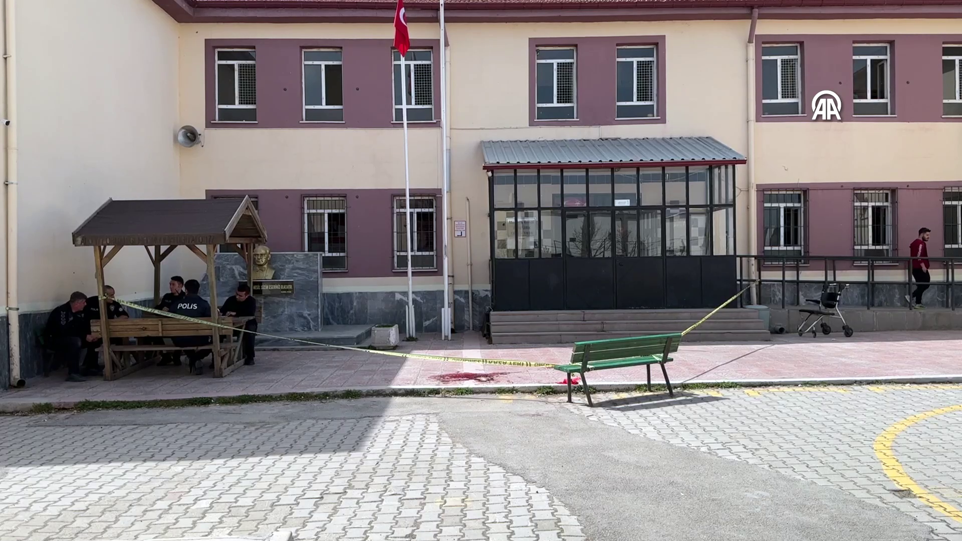 Sandık görevlisi muhtarı bıçakladı