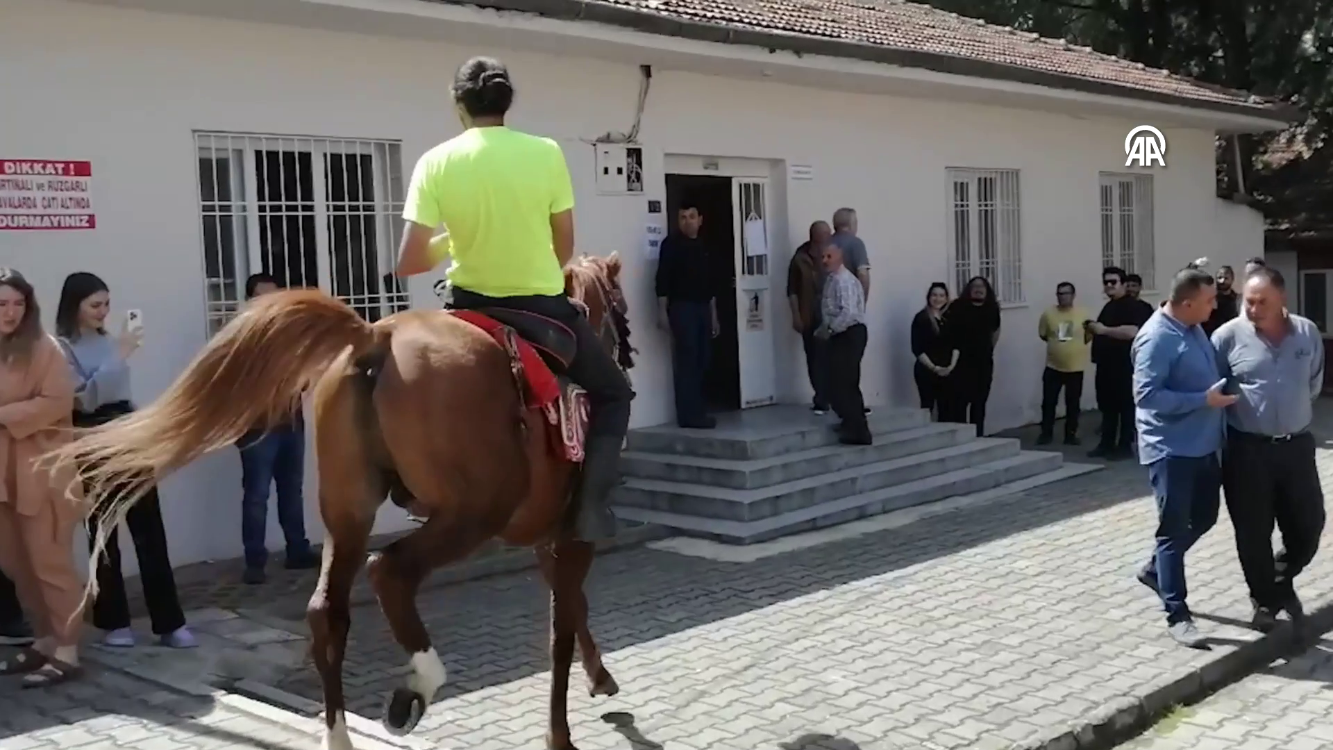 Bir seçmen oy kullanmaya atla gitti