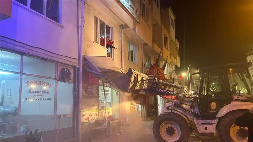 Denizli'de CHP binasında balkon çöktü