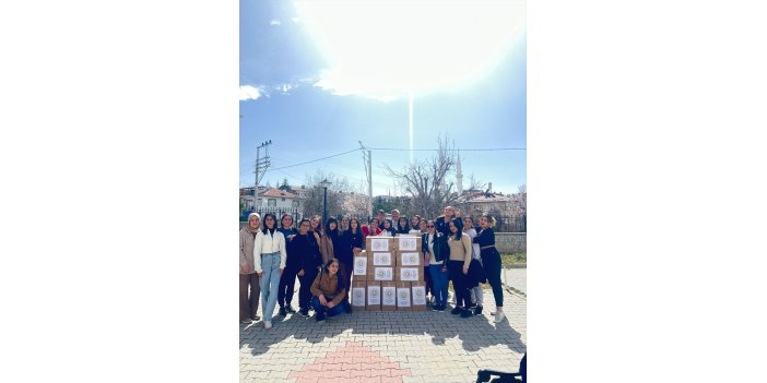 Öğrenciler Ramazan kolisi dağıttı