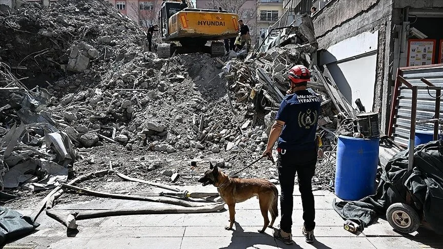 Ankara'da istinat duvarı çöktü