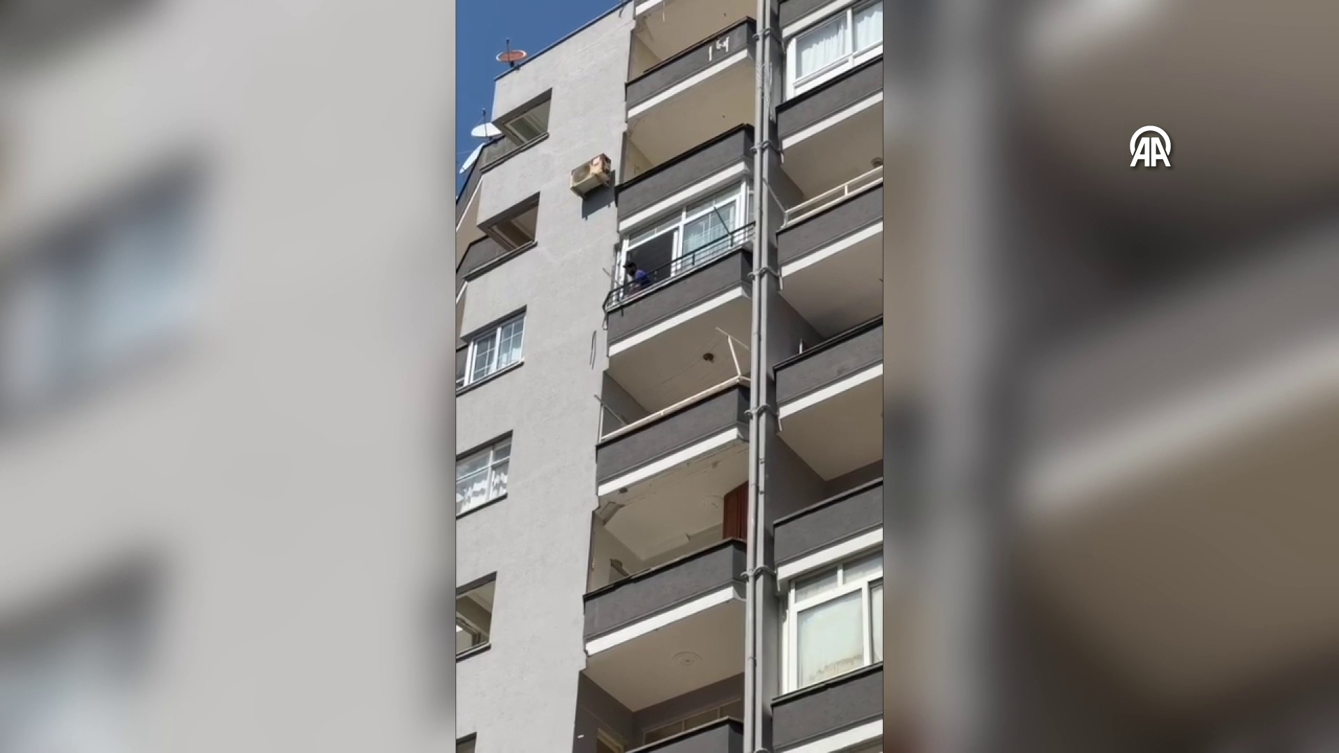 Hırsızlık şüphelisi balkondan inerken öldü