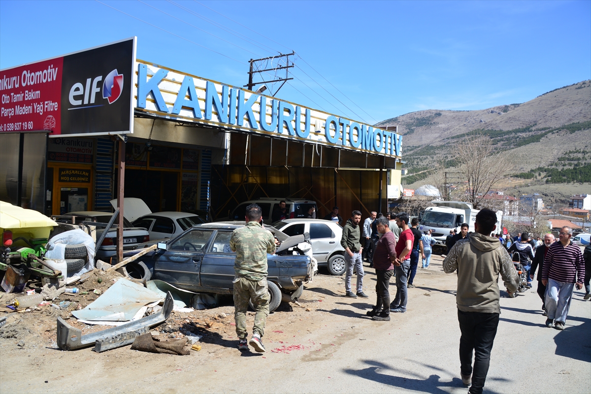 Freni boşalan kamyon araçlara ve işyerlerine çarptı