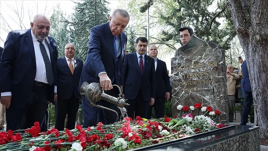 Erdoğan, Alparslan Türkeş'in kabrini ziyaret etti