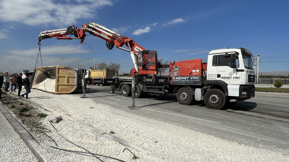 Hafriyat yüklü kamyon devrildi