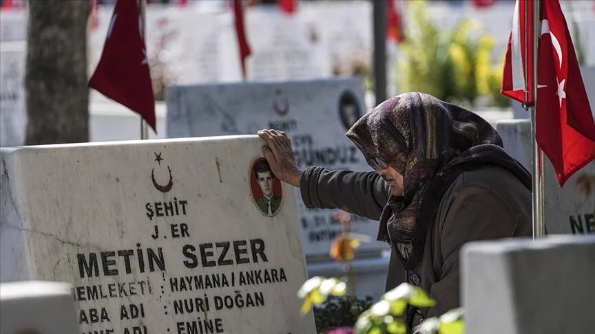 Şehitliklerde hüzünlü bayram