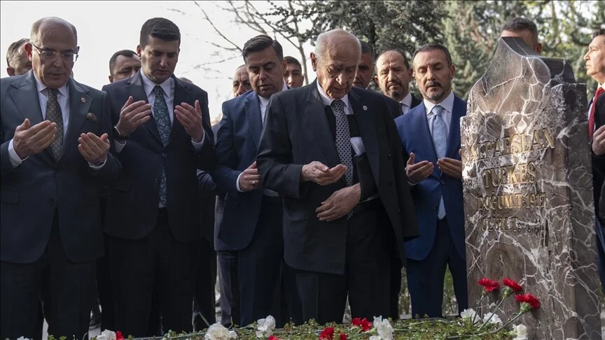 Bahçeli, Alparslan Türkeş'in kabrini ziyaret etti