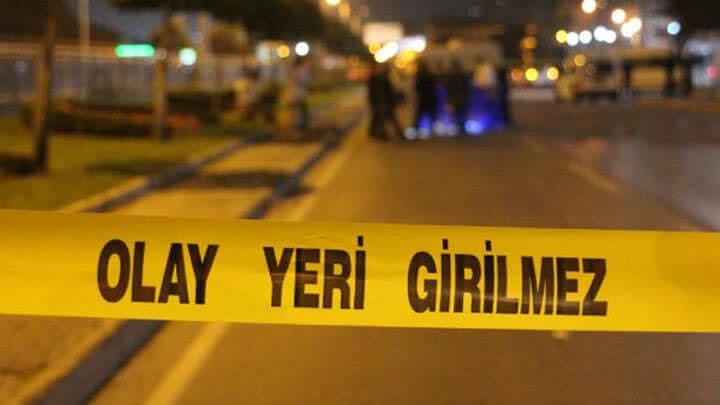 Muhtar evinin önünde öldürüldü
