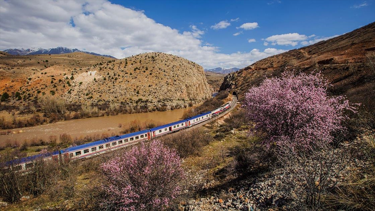 Yeni turistik trenler sefere hazır
