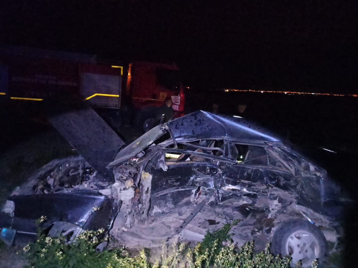 Otomobille kamyonet çarpıştı: 2 ölü