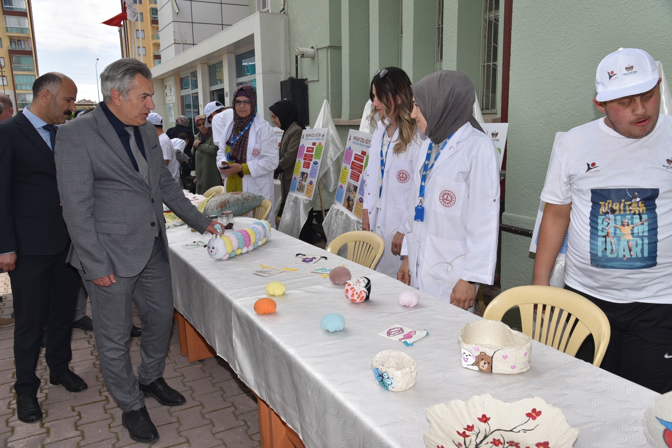 Özel eğitim okulunda bilim fuarı açıldı