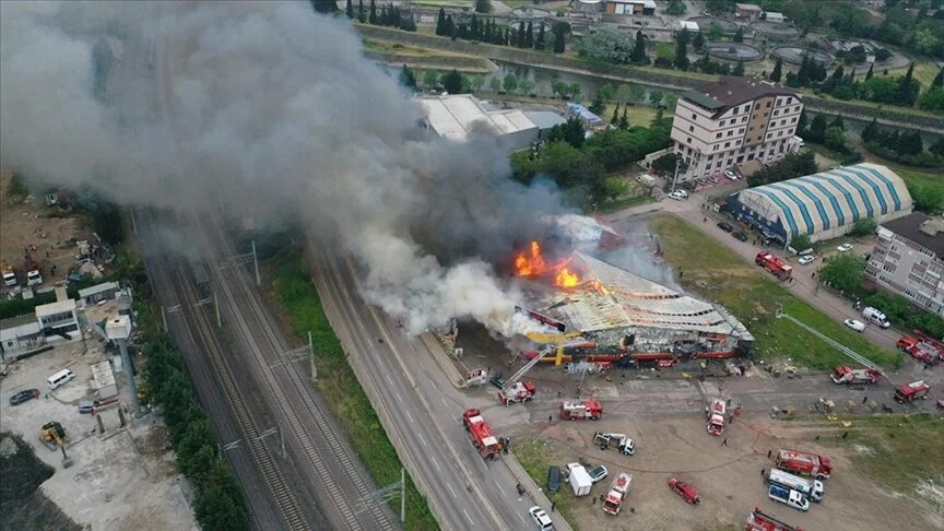 Kocaeli'de market deposunda yangın