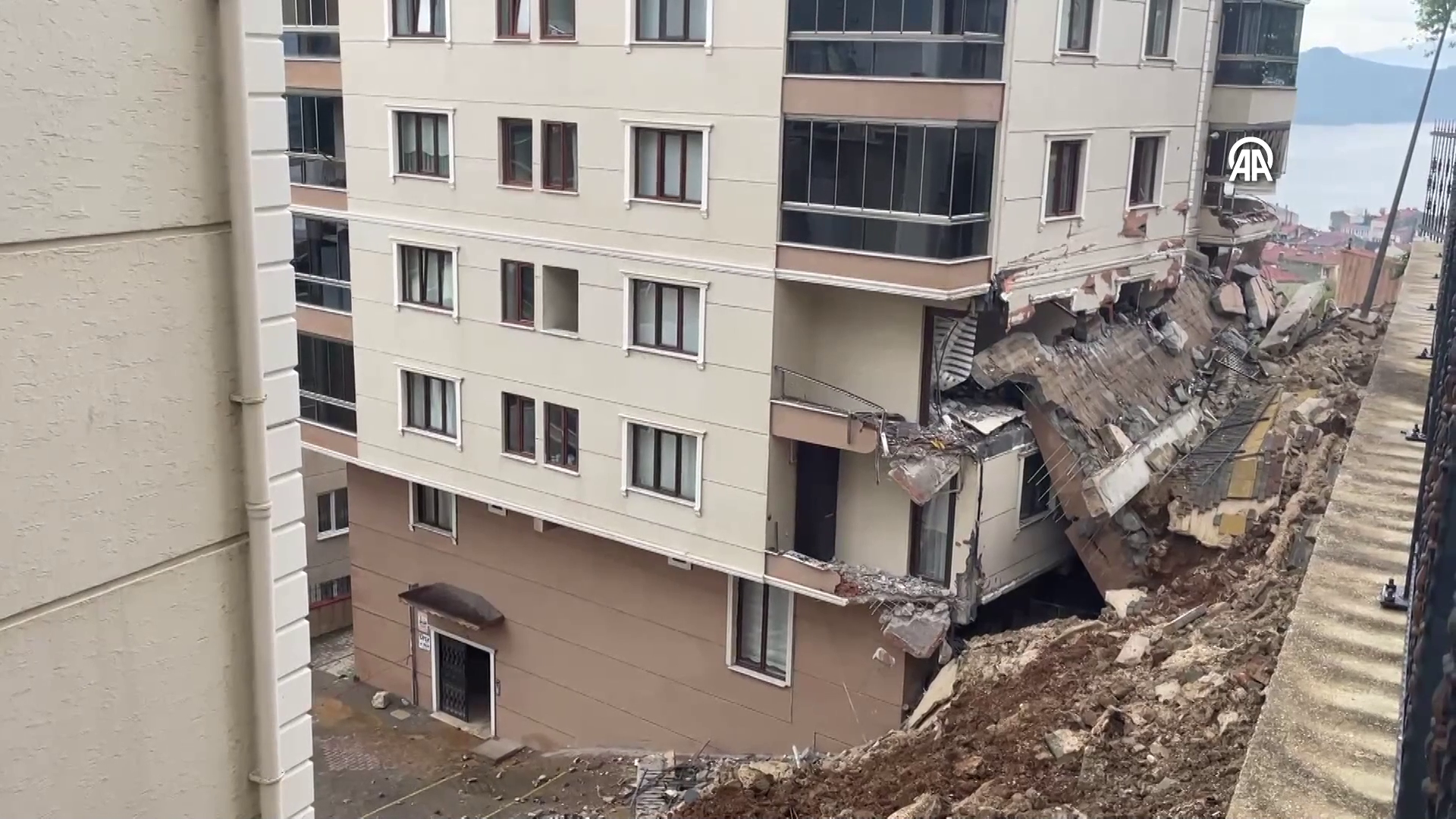 İstinat duvarı apartmanın üzerine devrildi