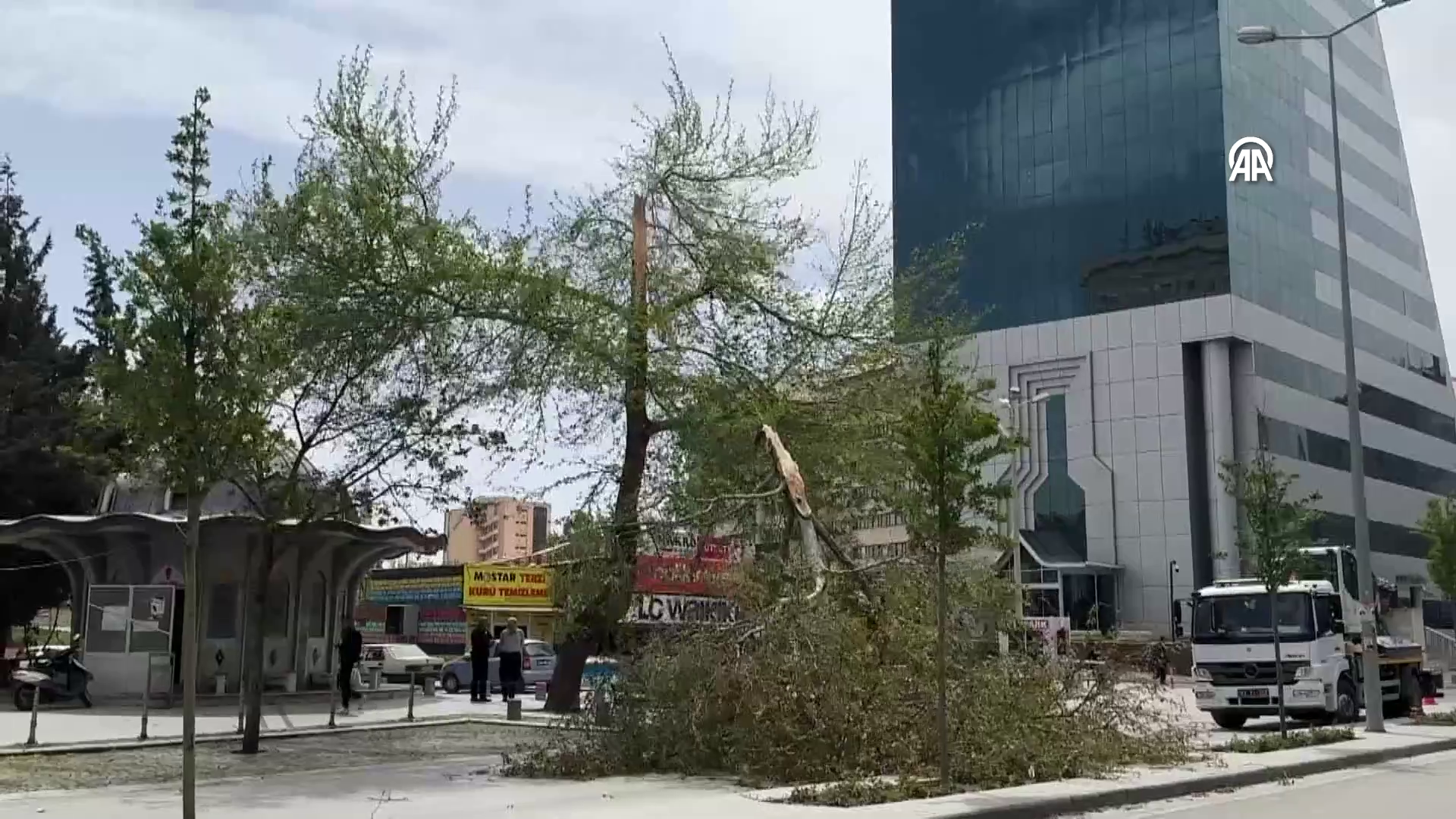 Konya'da fırtına hayatı olumsuz etkiledi