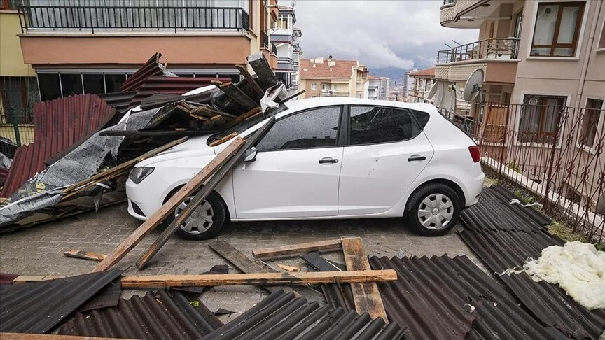 Fırtınadan çatılar uçtu, ağaçlar devrildi